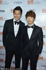 组图：《监视者们》首映 韩孝珠白裙红唇惹火