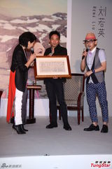 组图：刘若英为新专辑庆功 低调谈婚姻生活