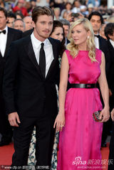 组图：邓斯特戛纳走秀紫红裙装简约亲切