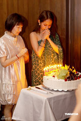 幻灯图：萧亚轩跪拜哭送母亲 珍贵合影曝光