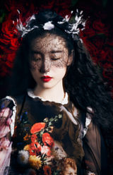 组图：张辛苑最新写真显神秘巴洛克风