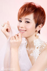 组图：石小群绚丽出镜拍摄唯美写真