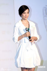 幻灯图：李冰冰白衣出席公益活动 现场教授手语