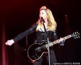 组图：麦当娜挑逗肌肉男上演致命诱惑