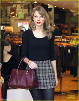 组图：斯威夫特开心购物 红唇黑丝秀美腿