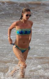 高清组图：帕丽斯-希尔顿夏威夷海滩戏水秀双波