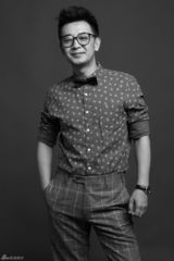 组图：黄海波黑白大片曝光 黑框逆天卖萌无止境