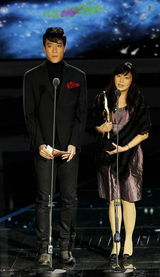 高清组图：刘翔“朋克”劲酷造型亮相颁奖礼
