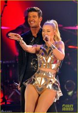 组图：罗宾献唱换女搭档 称不再与麦莉合唱