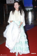 组图：富商郑裕彤孙女郑志雯出嫁 给孙女婿打满分