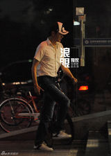 组图：冯绍峰拍《狼图腾》被小狼咬 忙打疫苗