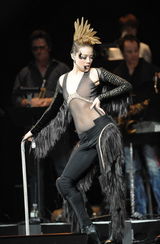 组图：容祖儿巡演多伦多站 着黑网袜翘臀大秀性感