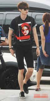 组图：李钟硕赴菲律宾拍新片 邻家男孩巨星范