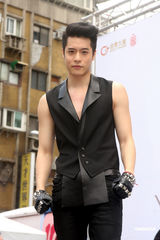 组图：周汤豪露胸答谢歌迷 廖晓乔贴心按摩