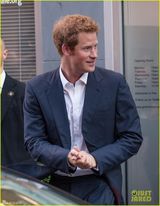 组图：哈里升级叔叔首亮相 替粉丝送礼给小王子