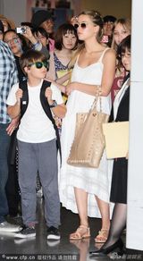 组图：德普携女友和子女亮相机场 搞怪逗小粉丝