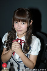 组图：SNH48亮相上海嘟嘴卖萌 与粉丝一一握手