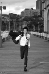 组图：欢子黑白西装活力四射 彰显型男魅力