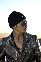 组图：何晟铭敦煌写真  沙漠行者狂野豪迈