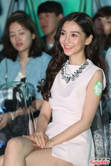 组图：AngelaBaby秀美腿 否认与黄晓明好事将近