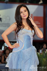 组图：赵薇亮相威尼斯 纱裙飘逸黑裙优雅