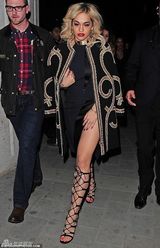 组图：瑞塔-奥拉黑色胸衣爆乳 夸张眼妆另类