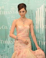 组图：吴佩慈高雅亮相发布会 豪华珠宝艳压群星 