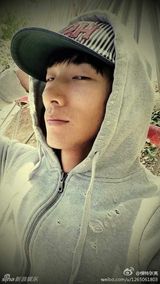 组图：张亮长脸自拍遭调侃马脸代言人