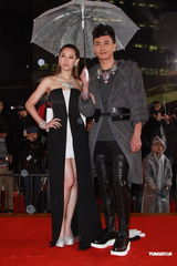 组图：徐子珊穿黑白长裙携手黄宗泽进场