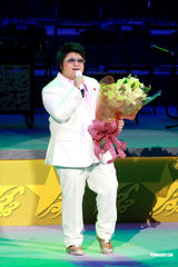 幻灯图：许志安同韩红红馆献唱 强调两人是兄妹