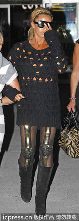 组图：乔丹镂空衫透双球 波霸超出街嘟嘴扮萌