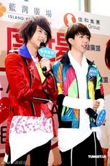 幻灯组图：棒棒堂为粉丝化妆 王子曾险遭粉丝强吻