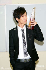 幻灯图：TVB8金曲颁奖落幕 容祖儿银装现身捧奖