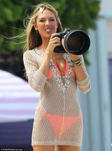 组图：超模坎蒂丝拍摄现场曝光 豹纹泳衣现野性