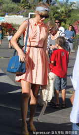 组图：小天后斯威夫特与戈麦斯相约出街