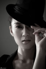 高清组图：赵柯写真突破自我 尽显酷帅冷艳风范