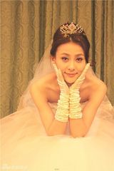 组图：贾青化身俏丽新娘 穿绝美婚纱秀身材