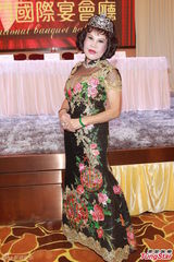 组图：黄夏蕙谷事业线现身 不让年轻佳丽专美