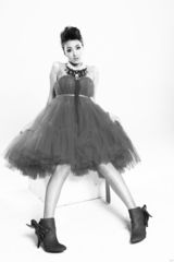 组图：黄曼拍烟熏魅惑写真 红裙飘逸扮鬼马精灵