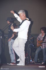 组图：巫启贤为台北个唱彩排 透露明年将推新专辑