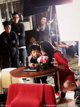 盘点图：谢霆锋一家四口“全家福” 一颦一笑爱意浓