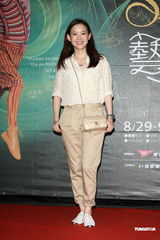 组图：陶晶莹一家三口看戏 曾宝仪天心无男伴