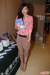 组图：路嘉怡宣传《不爱会死》分享爱情态度