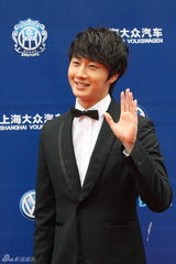 组图：韩星丁一宇帅气亮相华鼎红毯笑容亲切