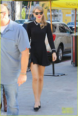 组图：斯威夫特超短连衣裙扮少女 红唇艳丽