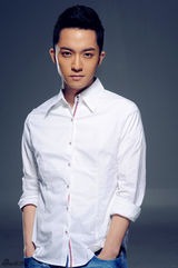 组图：陈威翰帅气写真眼神凌厉