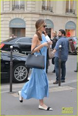 组图：米兰达可儿巴黎时装周街头现身频换装