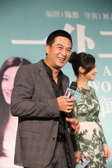 组图：《一仆二主》张嘉译搭档闫妮陷三角恋