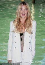 凯特-哈德森白色西服套装亮相威尼斯电影节