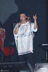 组图：陈奕迅开唱手受伤 与谢霆锋是“最佳损友”